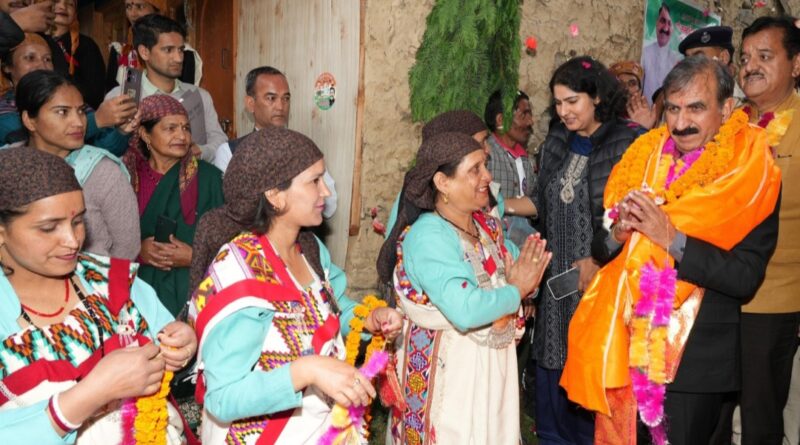 Sarkar Gaon Ke Dwar initiative CM Sukhu visits Sharchi in Banjar area HIMACHAL HEADLINES
