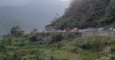 Tourists Stranded for Hours as Neglected Jalodi Road Remains in Chaos – Locals Threaten Fresh Protests HIMACHAL HEADLINES