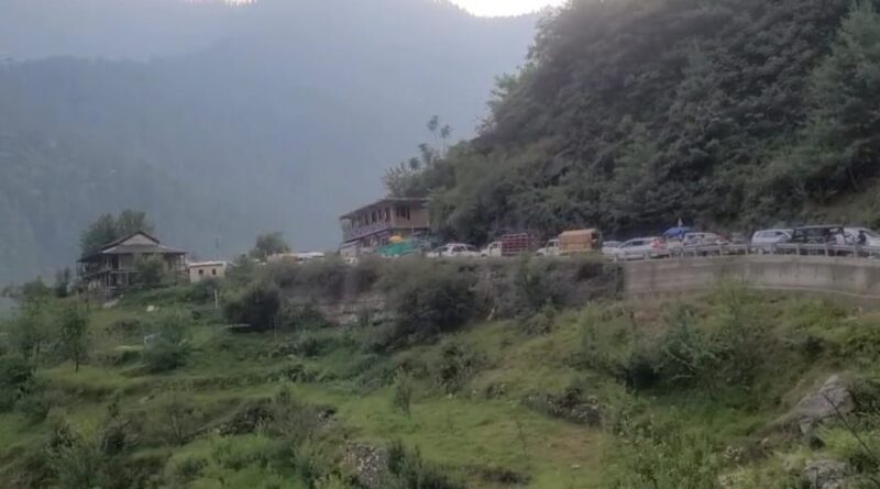 Tourists Stranded for Hours as Neglected Jalodi Road Remains in Chaos – Locals Threaten Fresh Protests HIMACHAL HEADLINES