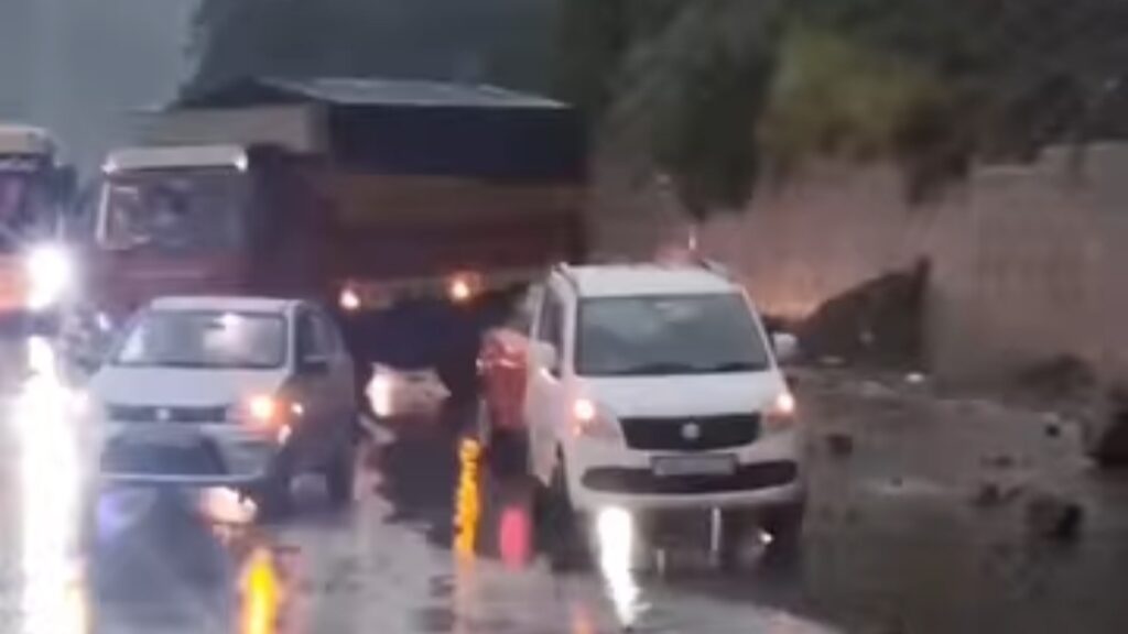 Fresh Landslide Near Chakki Mor Halts Traffic on Shimla National Highway Fresh Landslide Near Chakki Mor Halts Traffic on Shimla National Highway HIMACHAL HEADLINES