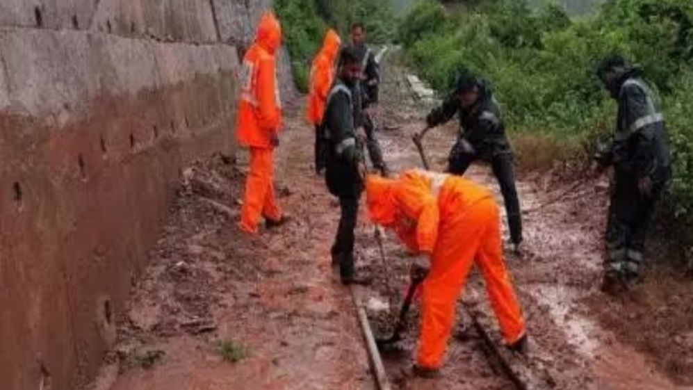 Kalka-Shimla Toy Train Services Disrupted Due to Landslides After Heavy Rains HIMACHAL HEADLINES