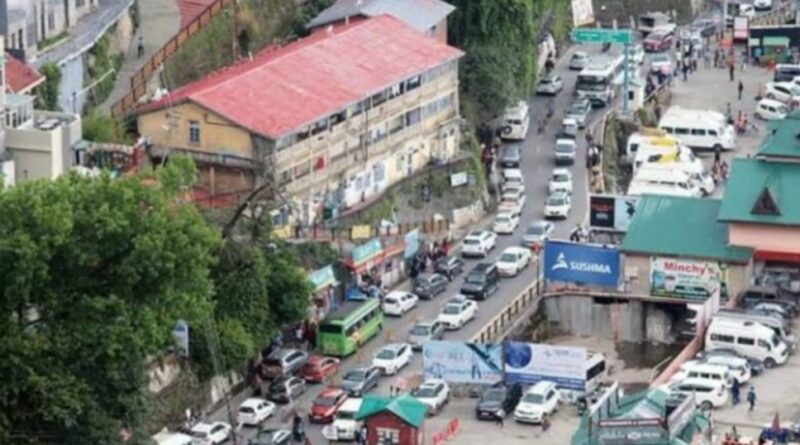 Shimla at a Standstill: Tourists Trapped, Locals Frustrated as Traffic Chaos Peaks Shimla at a Standstill: Tourists Trapped, Locals Frustrated as Traffic Chaos Peaks HIMACHAL HEADLINES