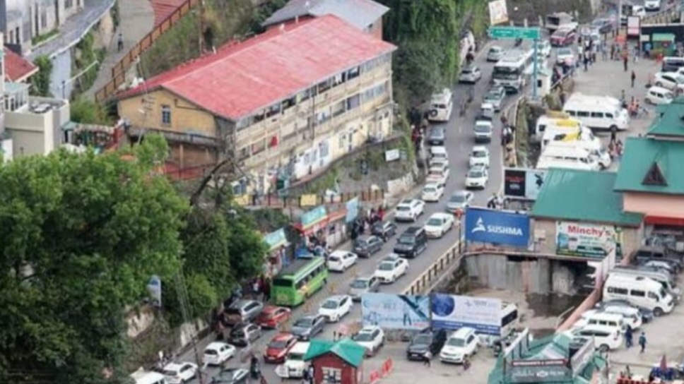 Shimla at a Standstill: Tourists Trapped, Locals Frustrated as Traffic Chaos Peaks HIMACHAL HEADLINES