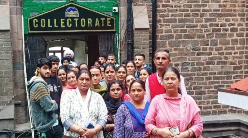 Women opened a front against the liquor contract in Jakhlena HIMACHAL HEADLINES