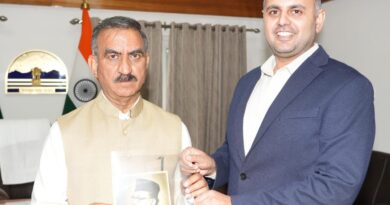 Gokul Butail presents autographed photograph of Netaji Subhash Chandra Bose to CM Sukhu HIMACHAL HEADLINES