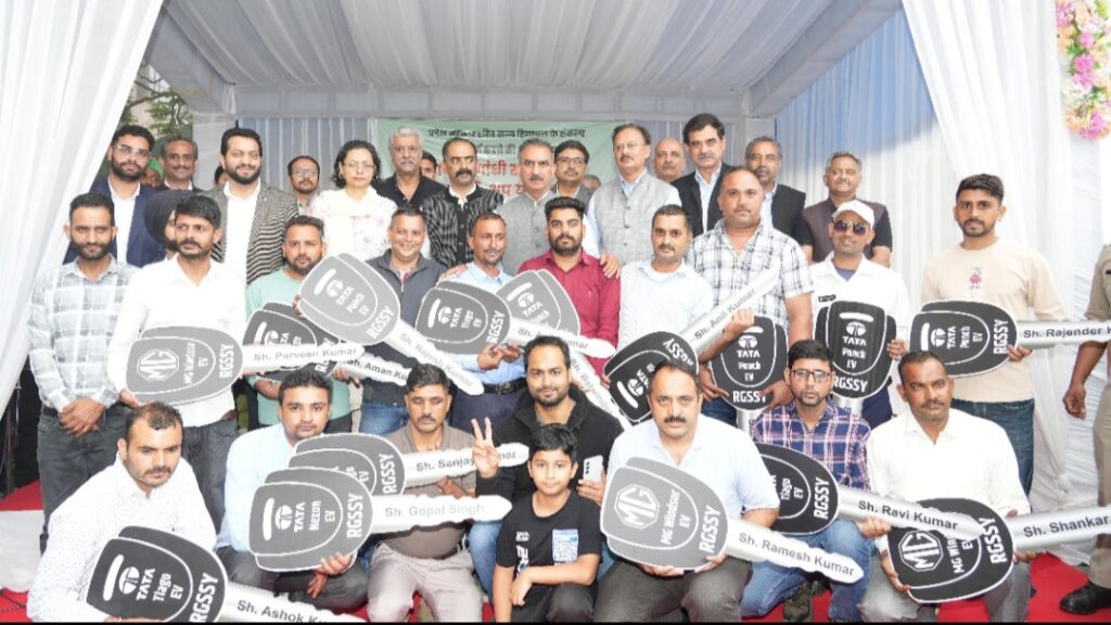 CM flags off 20 e-taxies under RGSSY CM flags off 20 e-taxies under RGSSY HIMACHAL HEADLINES