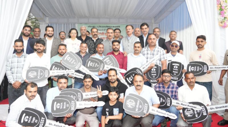 CM flags off 20 e-taxies under RGSSY CM flags off 20 e-taxies under RGSSY HIMACHAL HEADLINES