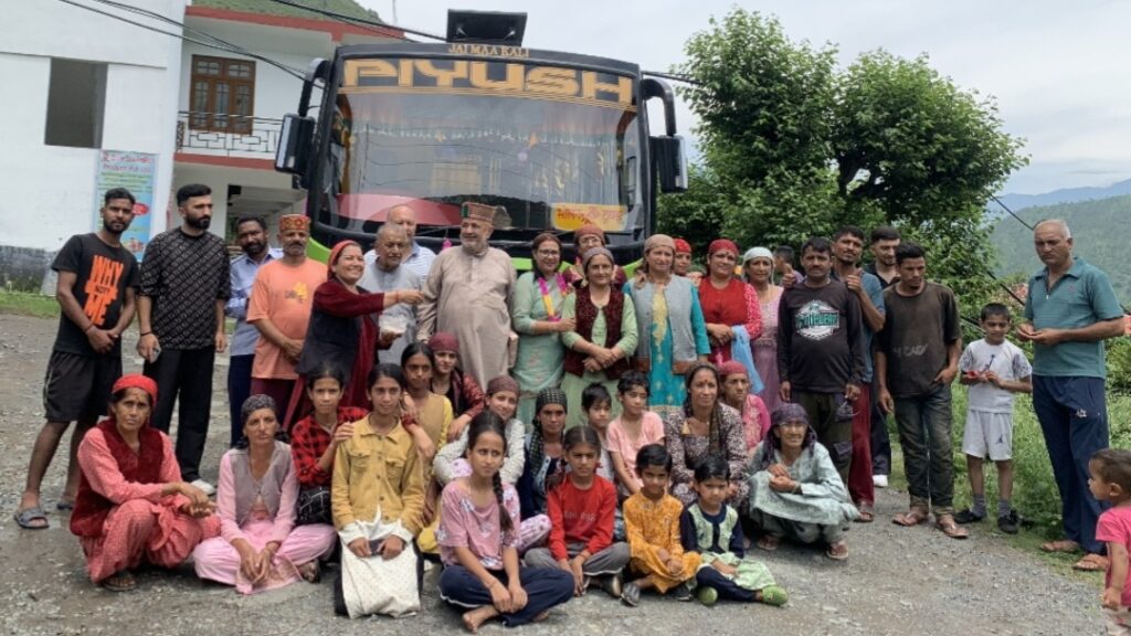 People distributed laddus when Solan Peeran Thund bus service started after three years People distributed laddus when Solan Peeran Thund bus service started after three years HIMACHAL HEADLINES