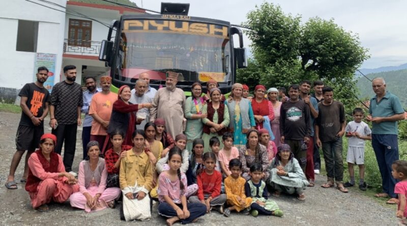 People distributed laddus when Solan Peeran Thund bus service started after three years People distributed laddus when Solan Peeran Thund bus service started after three years HIMACHAL HEADLINES