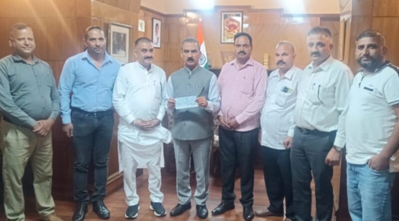 Surinder Mankotia presented a cheque of rupees one lakh to CM Sukhu HIMACHAL HEADLINES