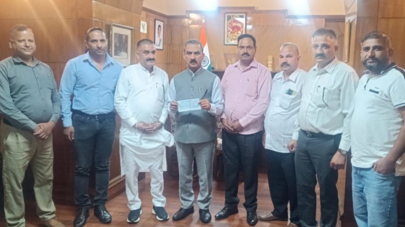 Surinder Mankotia presented a cheque of rupees one lakh to CM Sukhu Surinder Mankotia presented a cheque of rupees one lakh to CM Sukhu HIMACHAL HEADLINES
