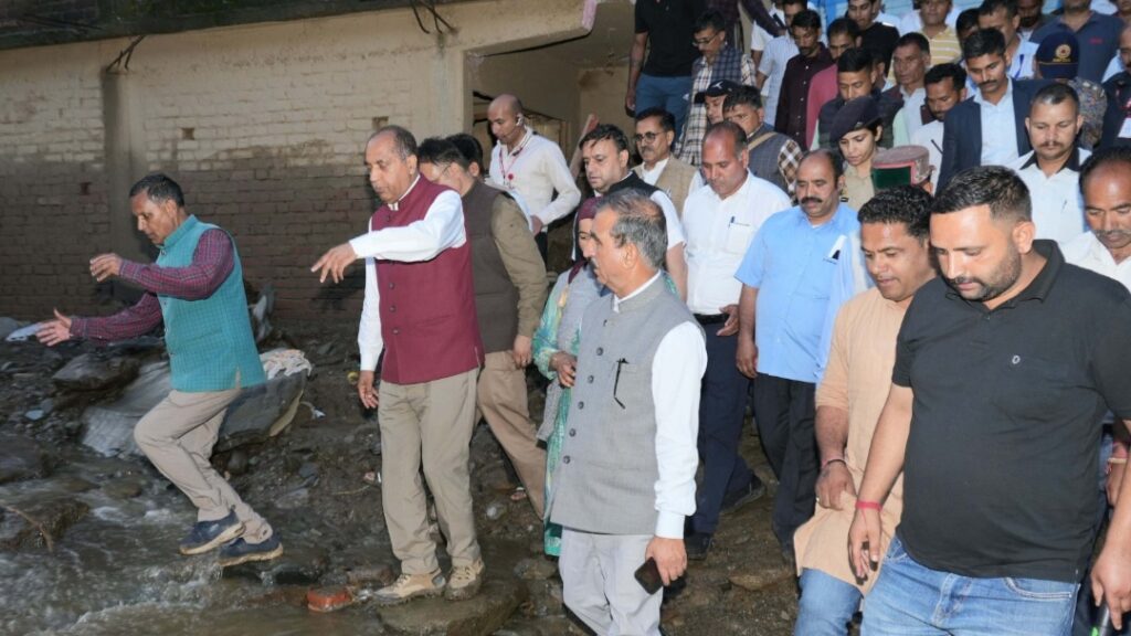 Sukhu and Jairam jointly inspect the disaster hit Thunag market HIMACHAL HEADLINES