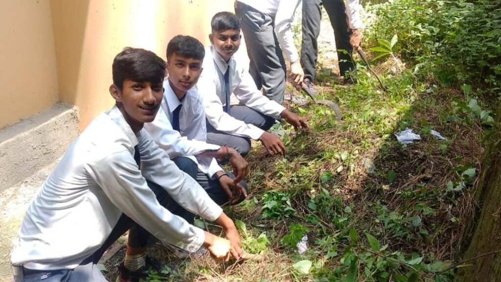 Volunteers of Dadgi School gave the message of cleanliness by cleaning the roads Volunteers of Dadgi School gave the message of cleanliness by cleaning the roads HIMACHAL HEADLINES