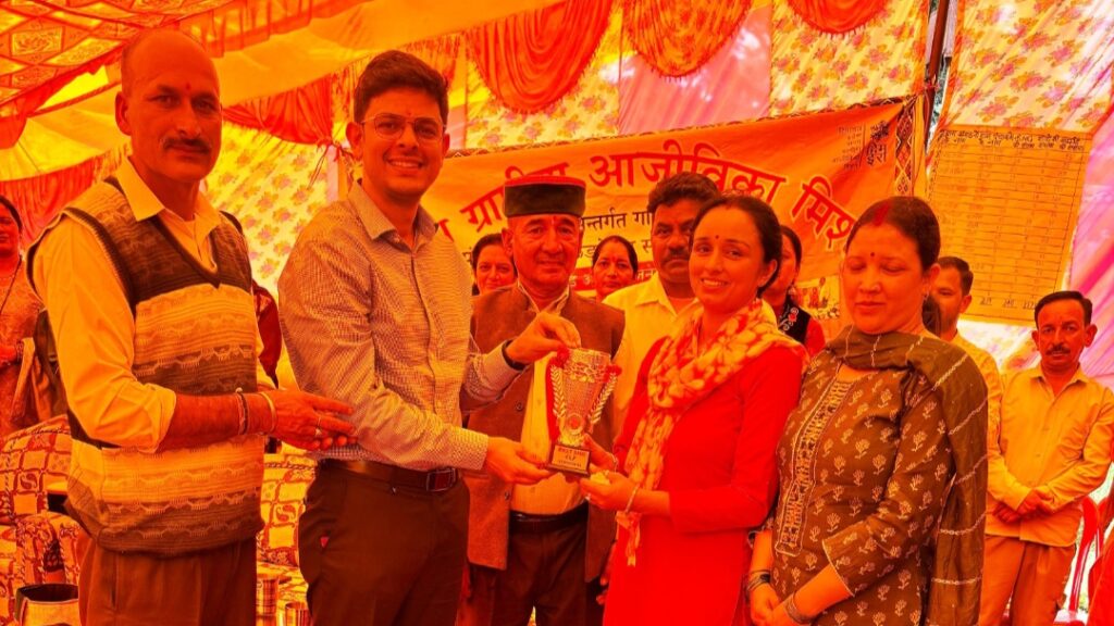 Village organization Janedghat and SHG Junga got the first prize HIMACHAL HEADLINES
