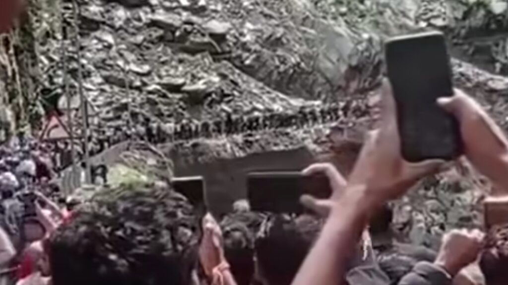 Work to restore normalcy and clear road blockades on war footing Work to restore normalcy and clear road blockades on war footing HIMACHAL HEADLINES