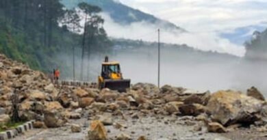 Himachal Grapples with Flash Floods, Dam Breach: Manali Leh highway blocked Himachal Grapples with Flash Floods, Dam Breach: Manali Leh highway blocked HIMACHAL HEADLINES