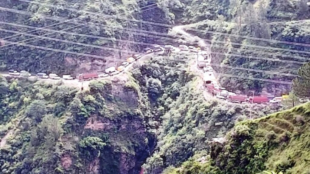 Horrific road accident near Neripul Canter fell into a 300 meter deep ditch, two people injured Horrific road accident near Neripul Canter fell into a 300 meter deep ditch, two people injured HIMACHAL HEADLINES