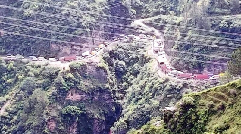 Horrific road accident near Neripul Canter fell into a 300 meter deep ditch, two people injured HIMACHAL HEADLINES