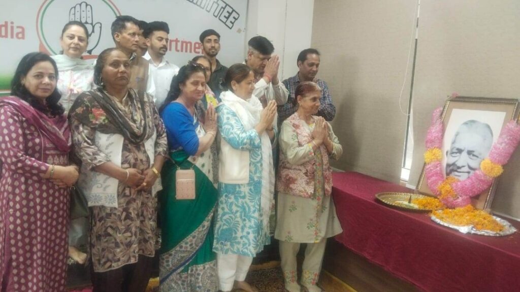  Congress leaders and workers today paid tribute  to Dr Yashwant Singh Parmar HIMACHAL HEADLINES