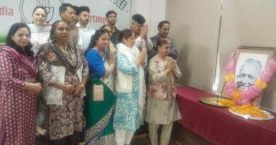  Congress leaders and workers today paid tribute  to Dr Yashwant Singh Parmar HIMACHAL HEADLINES