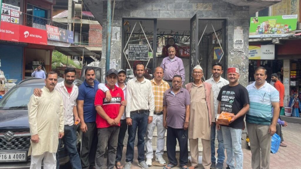 Flowers were offered at the statue of Dr. Parmar in Yashwantnagar Flowers were offered at the statue of Dr. Parmar in Yashwantnagar HIMACHAL HEADLINES