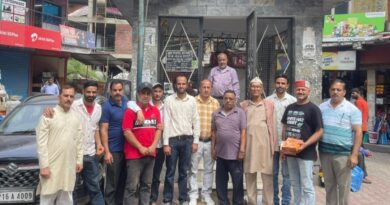 Flowers were offered at the statue of Dr. Parmar in Yashwantnagar Flowers were offered at the statue of Dr. Parmar in Yashwantnagar HIMACHAL HEADLINES