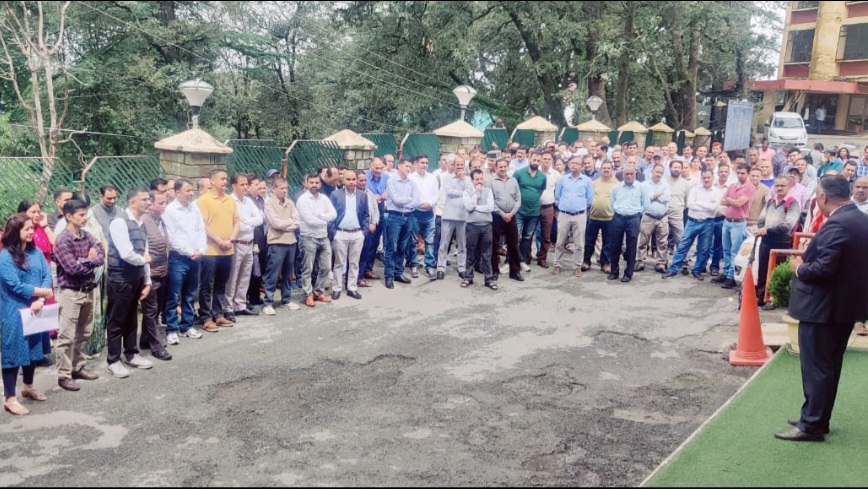 Himachal Pradesh University Teachers and Staff Protest Over Unpaid Salaries HIMACHAL HEADLINES