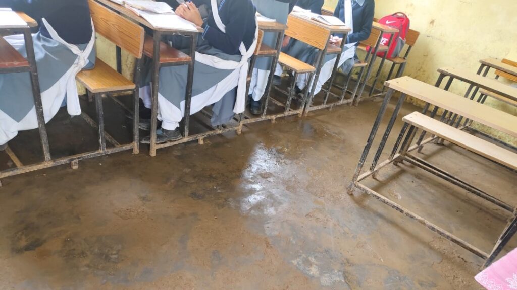 Due to dampness in the building of Middle and Primary School Sol, the education of children is getting affected HIMACHAL HEADLINES