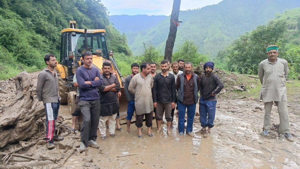 Flood in Thund Nala broke the road and damaged the fields HIMACHAL HEADLINES