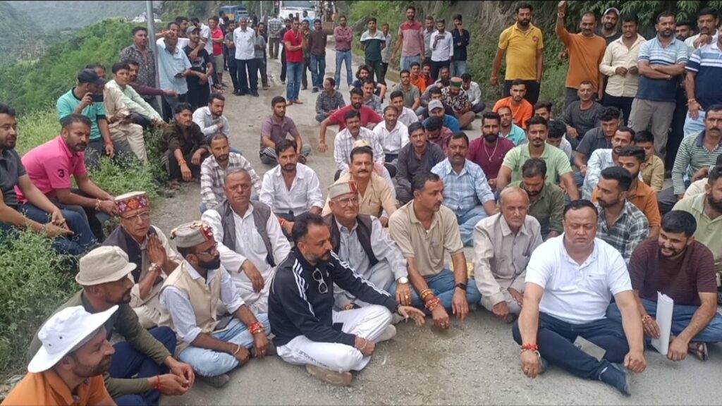 People staged a sit-in protest in Kangu Jubdi over the pathetic condition of Sanaura Neri Bridge HIMACHAL HEADLINES
