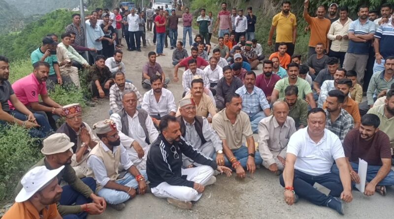 People staged a sit-in protest in Kangu Jubdi over the pathetic condition of Sanaura Neri Bridge People staged a sit-in protest in Kangu Jubdi over the pathetic condition of Sanaura Neri Bridge HIMACHAL HEADLINES