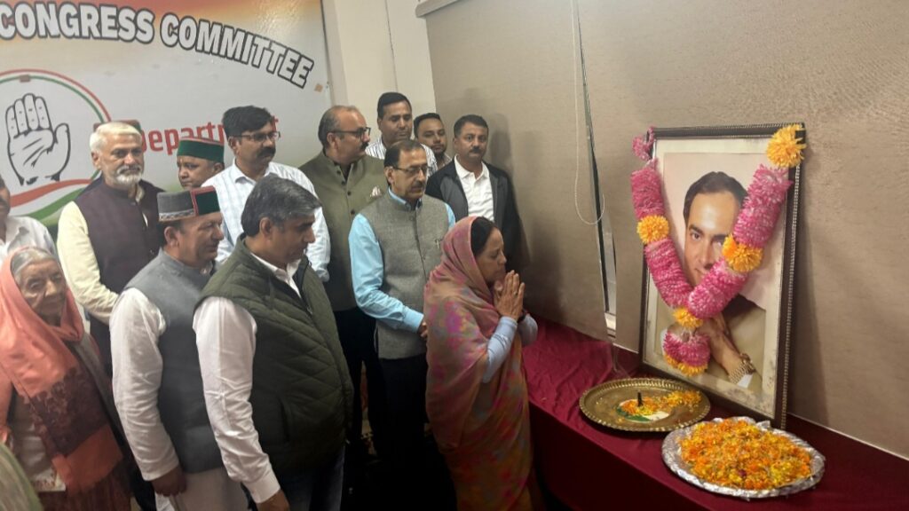 HPCC party leaders and workers paid their tributes to Rajiv Gandhi HPCC party leaders and workers paid their tributes to Rajiv Gandhi HIMACHAL HEADLINES