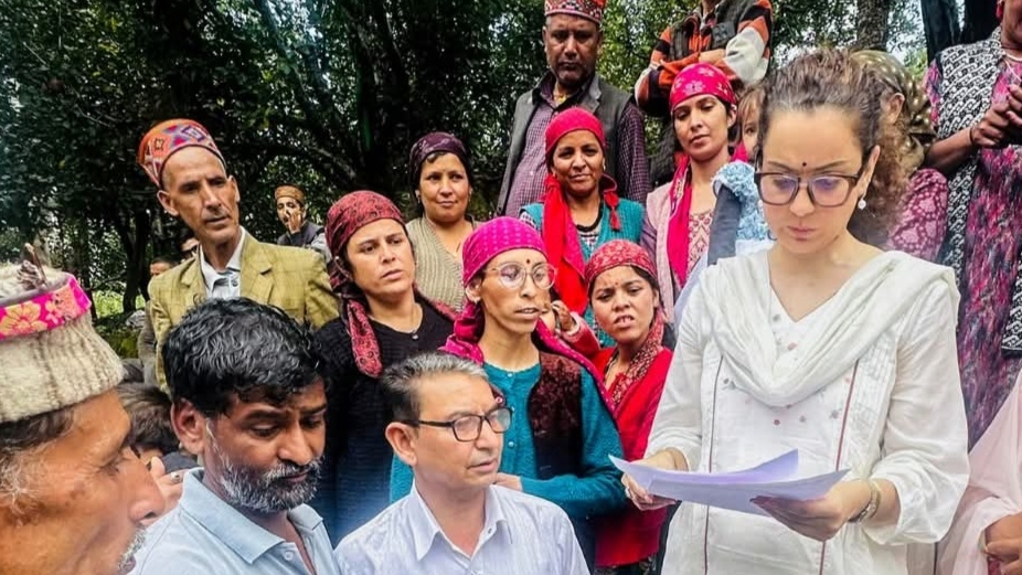 Amid Disaster Tour, Angry Locals Show Black flags to Kangana HIMACHAL HEADLINES