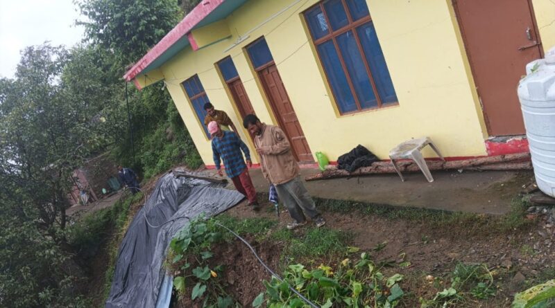 Chalog's Sheela Dutt's house is in danger due to heavy rain Chalog's Sheela Dutt's house is in danger due to heavy rain HIMACHAL HEADLINES