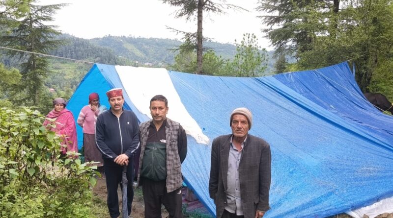 The affected families of Thanoga and Bhuira are forced to live in tents The affected families of Thanoga and Bhuira are forced to live in tents HIMACHAL HEADLINES
