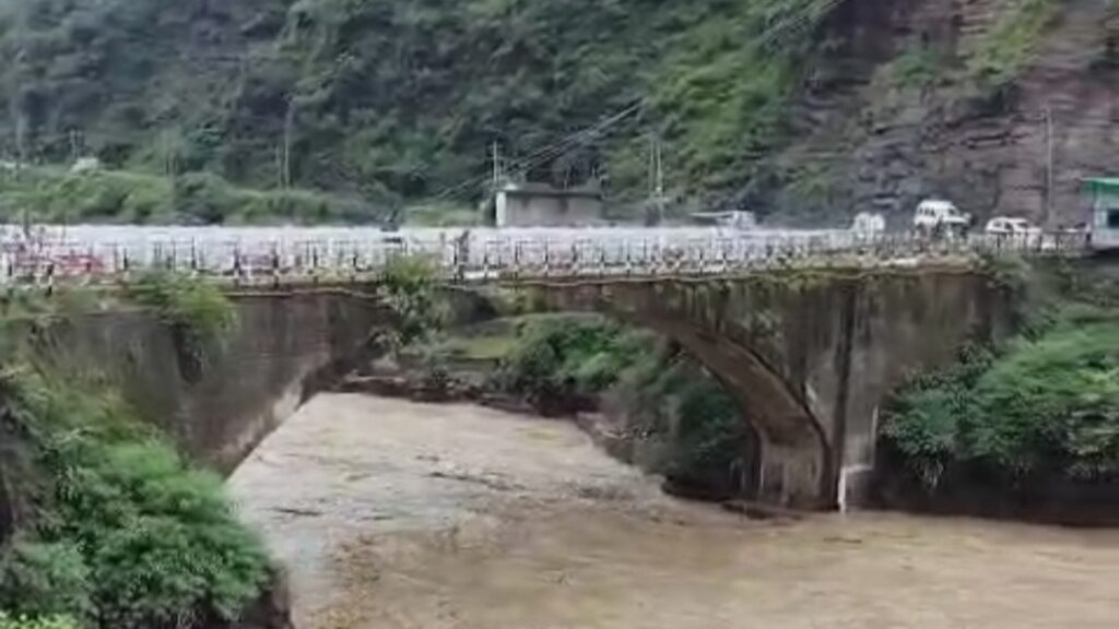 Maximum water level of flood in Giri river increased by four meters Maximum water level of flood in Giri river increased by four meters HIMACHAL HEADLINES