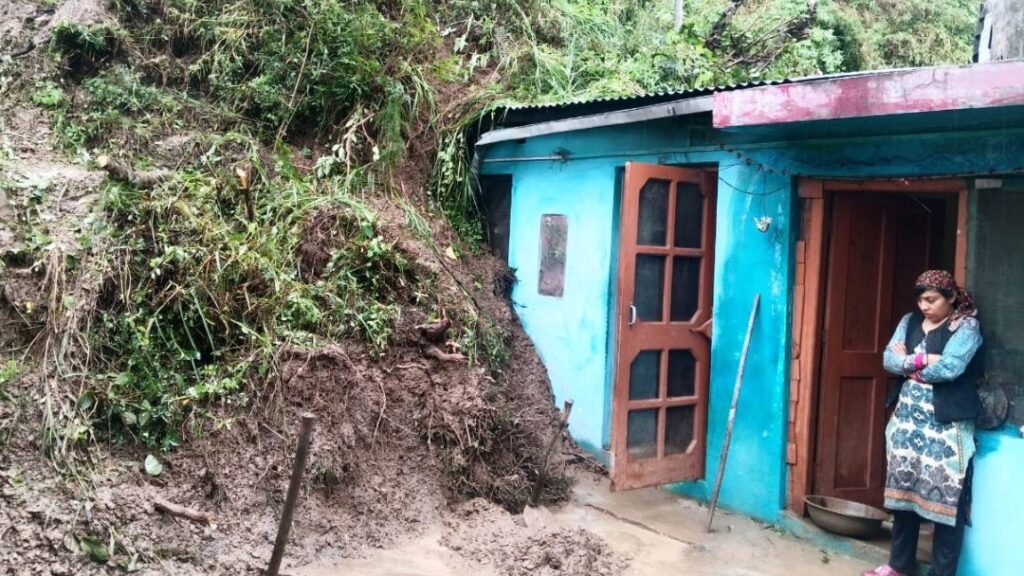 Many houses in Peeran Panchayat are in danger Three cowsheds were damaged - farmers' fields were damaged Many houses in Peeran Panchayat are in danger Three cowsheds were damaged - farmers' fields were damaged HIMACHAL HEADLINES