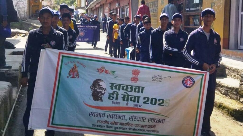 Volunteers gave cleanliness message on NSS Foundation Day in Dadgi HIMACHAL HEADLINES
