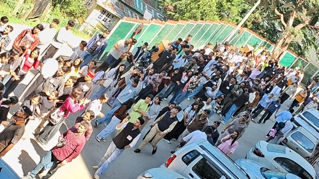 SFI Presents Memo to HP University EC, Gheraos MLA; Protest Turns Violent SFI Presents Memo to HP University EC, Gheraos MLA; Protest Turns Violent HIMACHAL HEADLINES