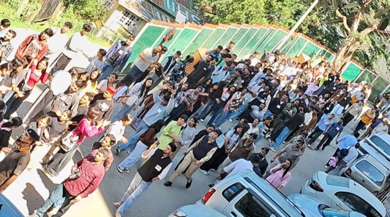 SFI Presents Memo to HP University EC, Gheraos MLA; Protest Turns Violent SFI Presents Memo to HP University EC, Gheraos MLA; Protest Turns Violent HIMACHAL HEADLINES