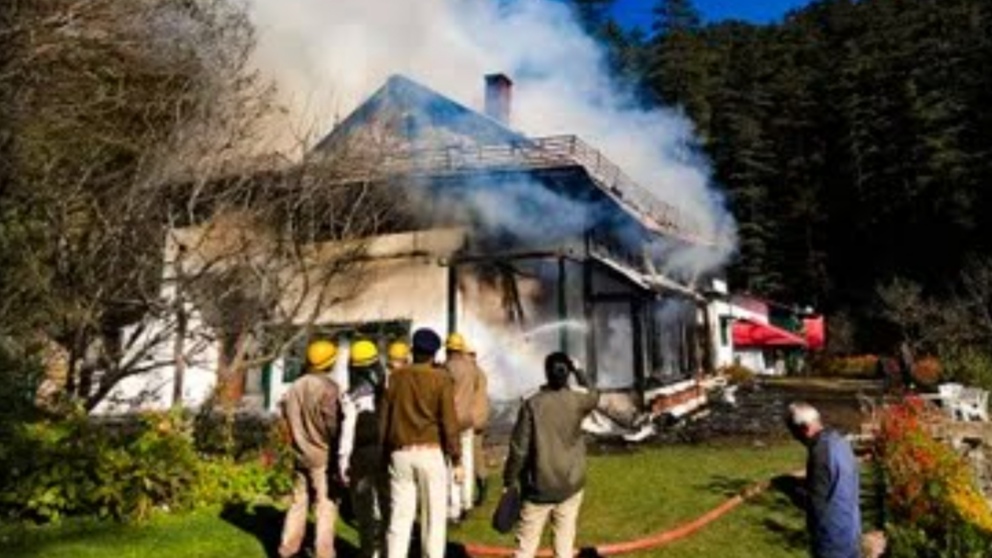 Shimla’s 135-Year-Old Home Catches Fire, Locals Rally to Prevent Tragedy Shimla’s 135-Year-Old Home Catches Fire, Locals Rally to Prevent Tragedy HIMACHAL HEADLINES