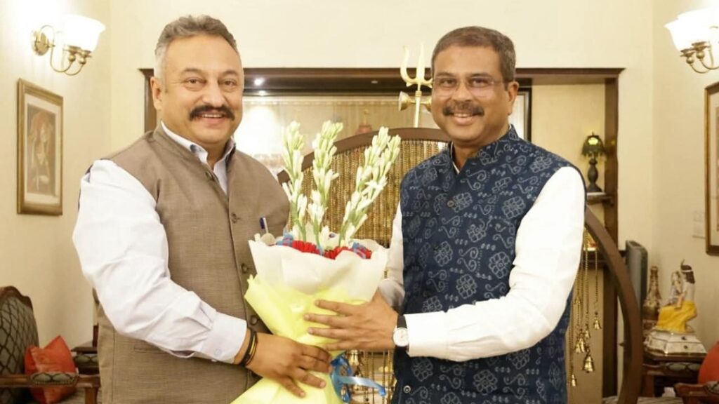 Himachal Government strives to turn Himachal into a Knowledge Hub Himachal Government strives to turn Himachal into a Knowledge Hub HIMACHAL HEADLINES