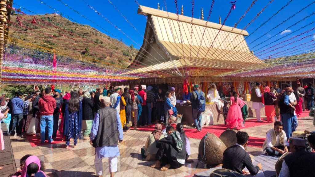 Countless devotees gathered at the Dharech temple for the Dussehra fair HIMACHAL HEADLINES