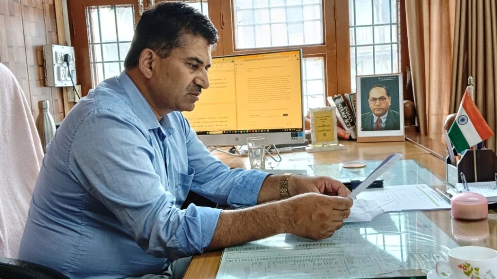 Himachal Revenue Association strongly condemned misbehavior with Tehsildar at Kullu Dussehra Himachal Revenue Association strongly condemned misbehavior with Tehsildar at Kullu Dussehra HIMACHAL HEADLINES