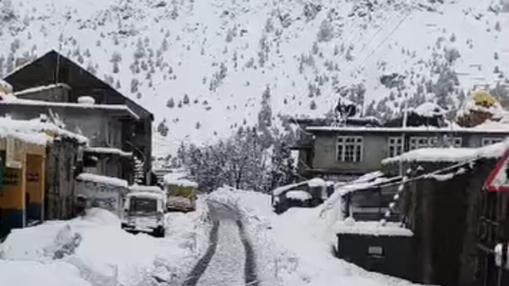 Snowfall Returns to Lahaul-Spiti and Manali, Tourists Rush to the Hills HIMACHAL HEADLINES