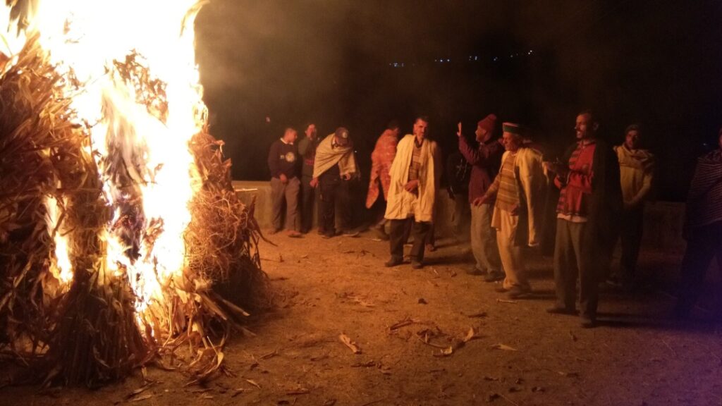 Diwali was celebrated in the traditional way by lighting Dawalatha in Keonthal area Diwali was celebrated in the traditional way by lighting Dawalatha in Keonthal area HIMACHAL HEADLINES