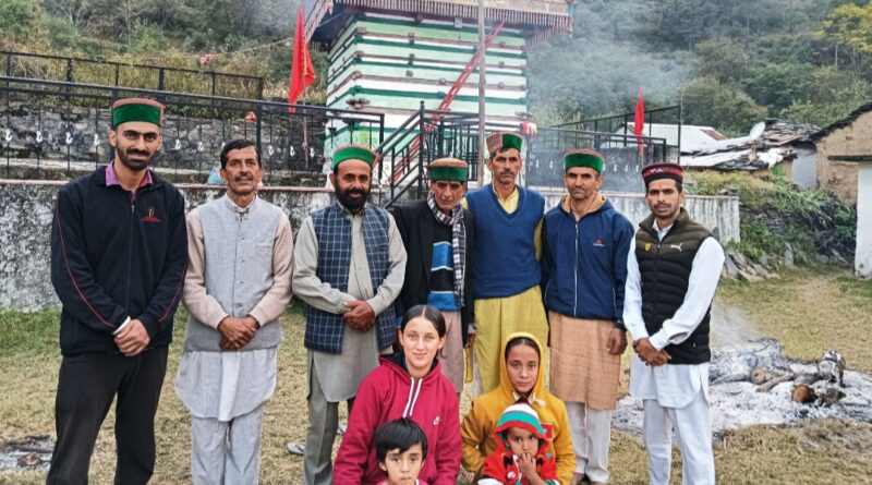 Hundreds of people paid obeisance at Dev Junga Temple in Devthi on the occasion of Diwali Hundreds of people paid obeisance at Dev Junga Temple in Devthi on the occasion of Diwali HIMACHAL HEADLINES