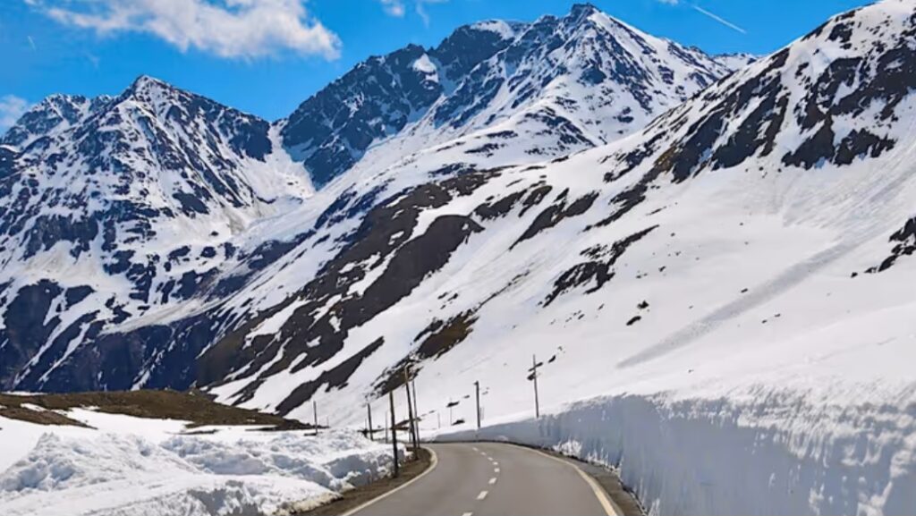 Snowfall, Clean Air, and a Tourist Boom: Himachal’s Winter Magic Begins HIMACHAL HEADLINES