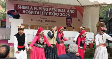 People danced to the songs of Pravesh Nihalta and Roshni Sharma at the festival HIMACHAL HEADLINES