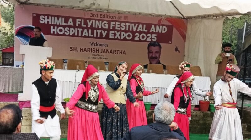 People danced to the songs of Pravesh Nihalta and Roshni Sharma at the festival HIMACHAL HEADLINES